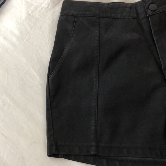 Faux leather shorts - Picture 2 of 3